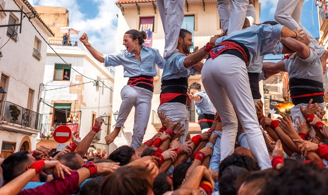 L’ascens als 8 pisos dels <a href="/nois1975/">Nois de la Torre</a>.
▶️ Els torrencs celebren el 50è aniversari en un estat de forma memorable.
✍️ <a href="/dprats91/">davidprats</a>
👉revistacastells.cat/2025/09/lascen…
#castellers #castells