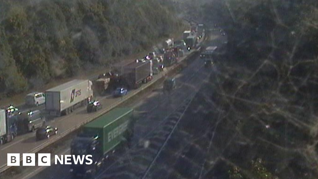 Orwell Bridge blocked eastbound after breakdown
🔗 bbc.com/news/articles/…
 
#A14 #Crash #Lorry #Police #truckingNews