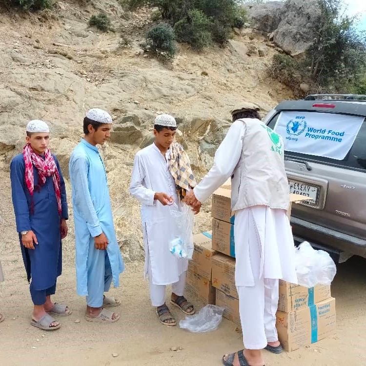 🔴 #AfghanistanEarthquake Update: WFP has begun distributing high-energy biscuits to hundreds of families affected by the recent earthquake. 

For many, it’s the first meal since the quake.