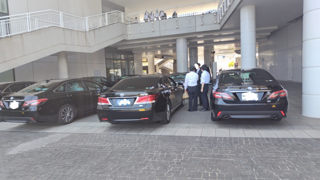 黒塗りの高級車