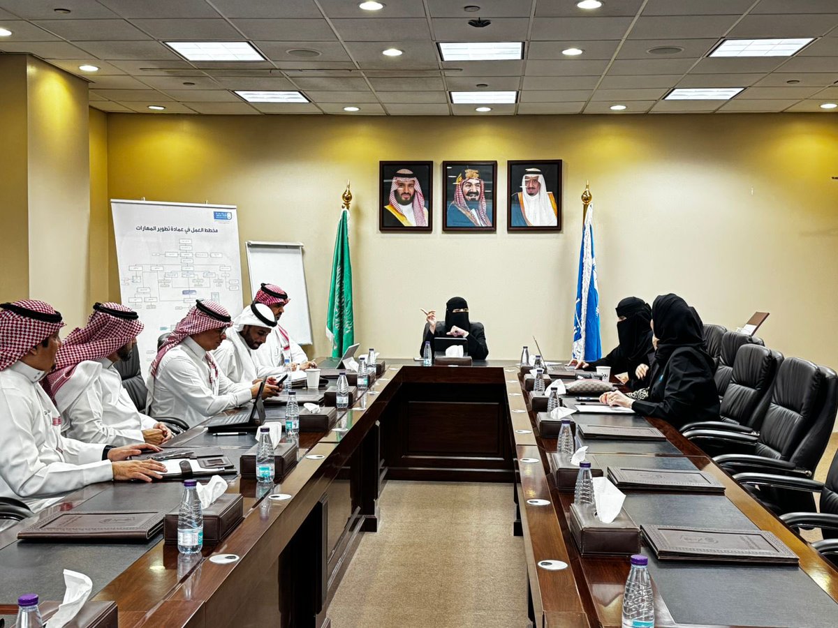 جانب من اجتماع أعضاء مجلس عمادة تطوير المهارات. 

#عمادة_تطوير_المهارات.