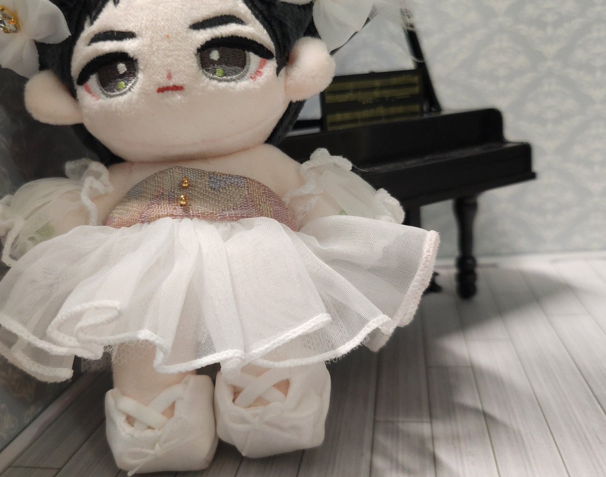 지젤과 함께할 파트너 의상이 마땅치 않아서
후기를 미뤘음. (못찾음)

 투턱은 슈즈를 보여주기 위해 어쩔 수 없었음
이런 디테일은 감탄할 수 밖에..

다른 색상도 예쁠 거 같지만 어두워서 자잘한 디테일이 안 보일 수 있어서

디자인도 매력이지만 검색도 어려워서 구매한 건 로또

#10cm 지젤