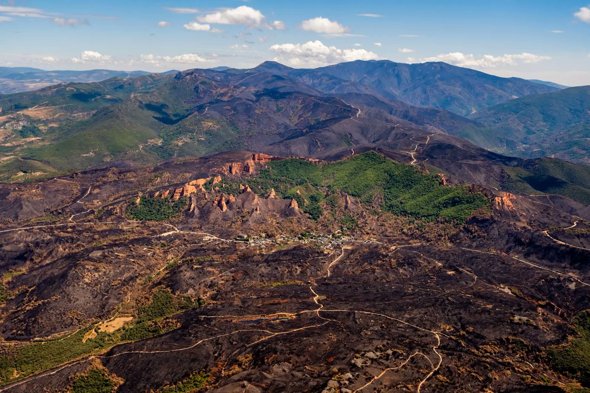 Así han quedado Las Médulas después del incendio que lo arrasó todo el pasado mes de agosto.

Es una tragedia que debemos a los irresponsables de <a href="/consejeromavcyl/">Juan Carlos Suárez-Quiñones</a> y <a href="/alferma1/">Alfonso F. Mañueco</a>.

📷 <a href="/greenpeace_esp/">Greenpeace España</a>
