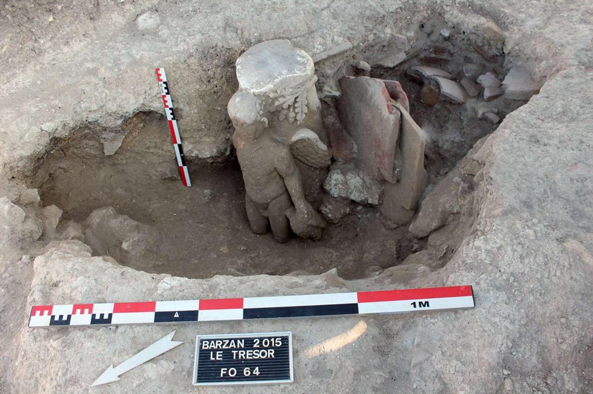 🔴 𝕁𝕆𝕐𝔼𝕌𝕏 𝔸ℕℕ𝕀𝕍𝔼ℝ𝕊𝔸𝕀ℝ𝔼 ℂ𝕌ℙ𝕀𝔻𝕆ℕ | Il y a 10 ans, notre petit Cupidon, haut de 66 cm et fort de 70,7 kg, pointait le bout de son nez lors d'un sondage archéologique.👼

Un trapézophore unique en France venait alors compléter nos collections archéologiques.