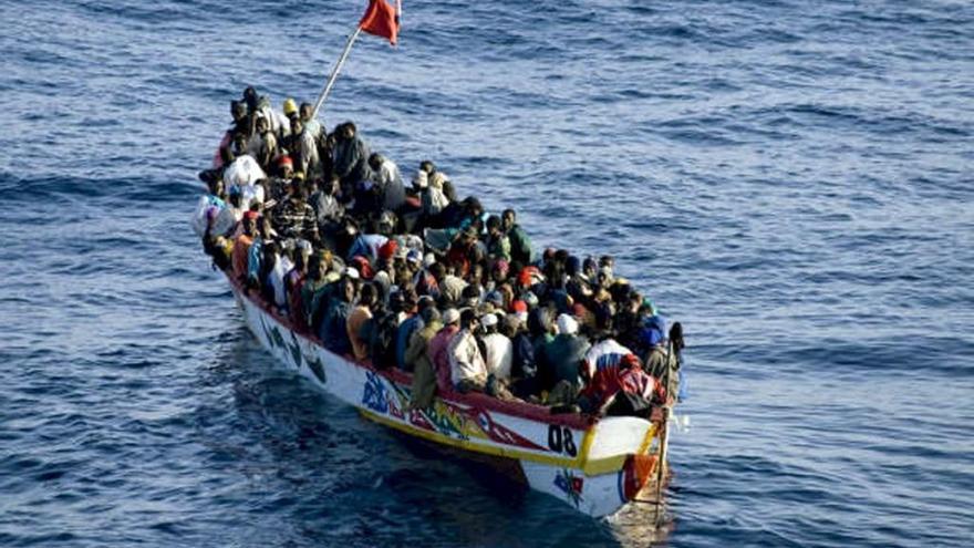 Los que se dan las vuelta 2 veces en el Mediterráneo a bordo de barcos modernos y equipados por razones de seguridad, son los mismos que luego te venden que puedes navegar semanas por el Atlántico con cayucos destartalados abarrotados de gente.

Y cuela.