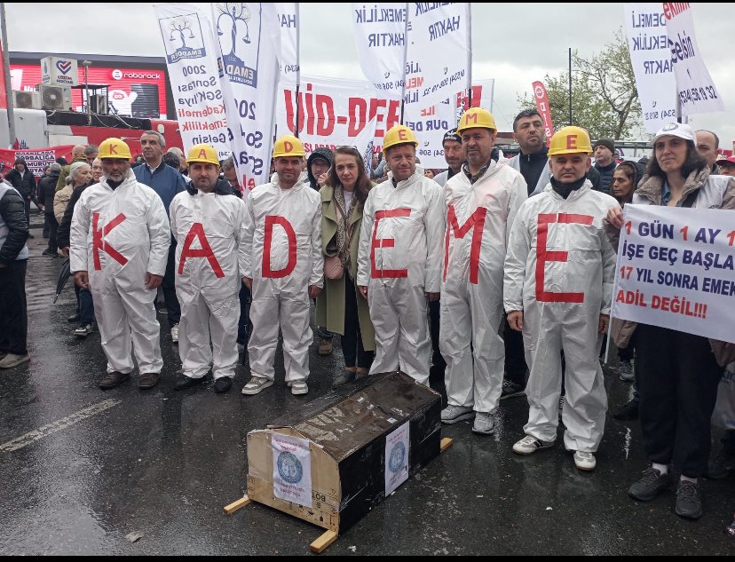 Berkyaruk42's tweet photo. Kademeli emeklilik beklentimiz, sadece bir talep değil, aynı zamanda emeğe ve alın terine duyulan saygının bir ifadesidir.
#EmeğinSesiKademe https://t.co/fZ2zXfTeKT
