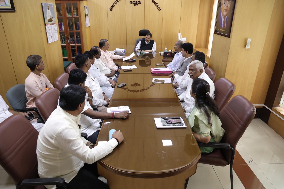 ರಾಜ್ಯ ಕಾಂಗ್ರೆಸ್‌ ಸರ್ಕಾರ ಮತ್ತೊಮ್ಮೆ ಎಲ್ಲಾ ಜಾತಿಗಳ ಶೈಕ್ಷಣಿಕ, ಸಾಮಾಜಿಕ ಸಮೀಕ್ಷೆ ನಡೆಸುವುದಾಗಿ ಘೋಷಿಸಿದ್ದು, ಈ ಬಗ್ಗೆ ಅನೇಕ ಗೊಂದಲಗಳು, ಪ್ರಶ್ನೆಗಳು ಉದ್ಭವಿಸಿರುವ ಹಿನ್ನೆಲೆಯಲ್ಲಿ ಇಂದು ಬಿಜೆಪಿ ನಿಯೋಗವು ಬೆಂಗಳೂರಿನ ವಸಂತನಗರದಲ್ಲಿರುವ ರಾಜ್ಯ ಹಿಂದುಳಿದ ವರ್ಗಗಳ ಆಯೋಗದ ಅಧ್ಯಕ್ಷರನ್ನು ಭೇಟಿ ಮಾಡಿ ಚರ್ಚೆ ನಡೆಸಿ, ಸಮೀಕ್ಷೆಯ