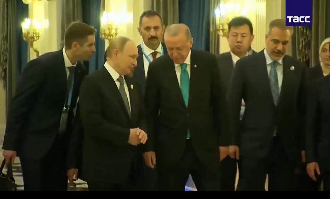 Çin Devlet Başkanı sana Oğuz kağan gibi karşılama töreni yapsın...

Rusya Devlet Başkanı Putin senle muhabbet edebilmek için fırsat kollasın..

Sonra Türkiye'ye dön
Muhatabın, 

Roketlerin balıkları korkuttuğunu söyleyen büyük düşünür Ezzacı Özgür Özel.🥴🥴