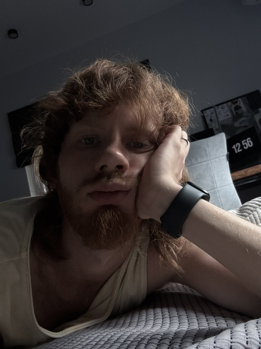 Лежим пердим 
С таким лицом на нюдсы смотрю обычно