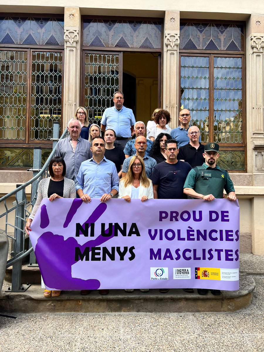 Minut de silenci a <a href="/delegobcataluna/">Delegació del Govern a Catalunya</a> encapçalat per la subdelegada <a href="/BcnGob/">Subdelegació del Govern a Barcelona</a>, Mari Carmen Garcia-Calvillo, en repulsa per l’assassinat masclista d’una dona de 52 anys a Granada.

El nombre de dones assassinades per #violènciadegènere a Espanya puja a 25 al 2025 i a 1.319 des de 2003