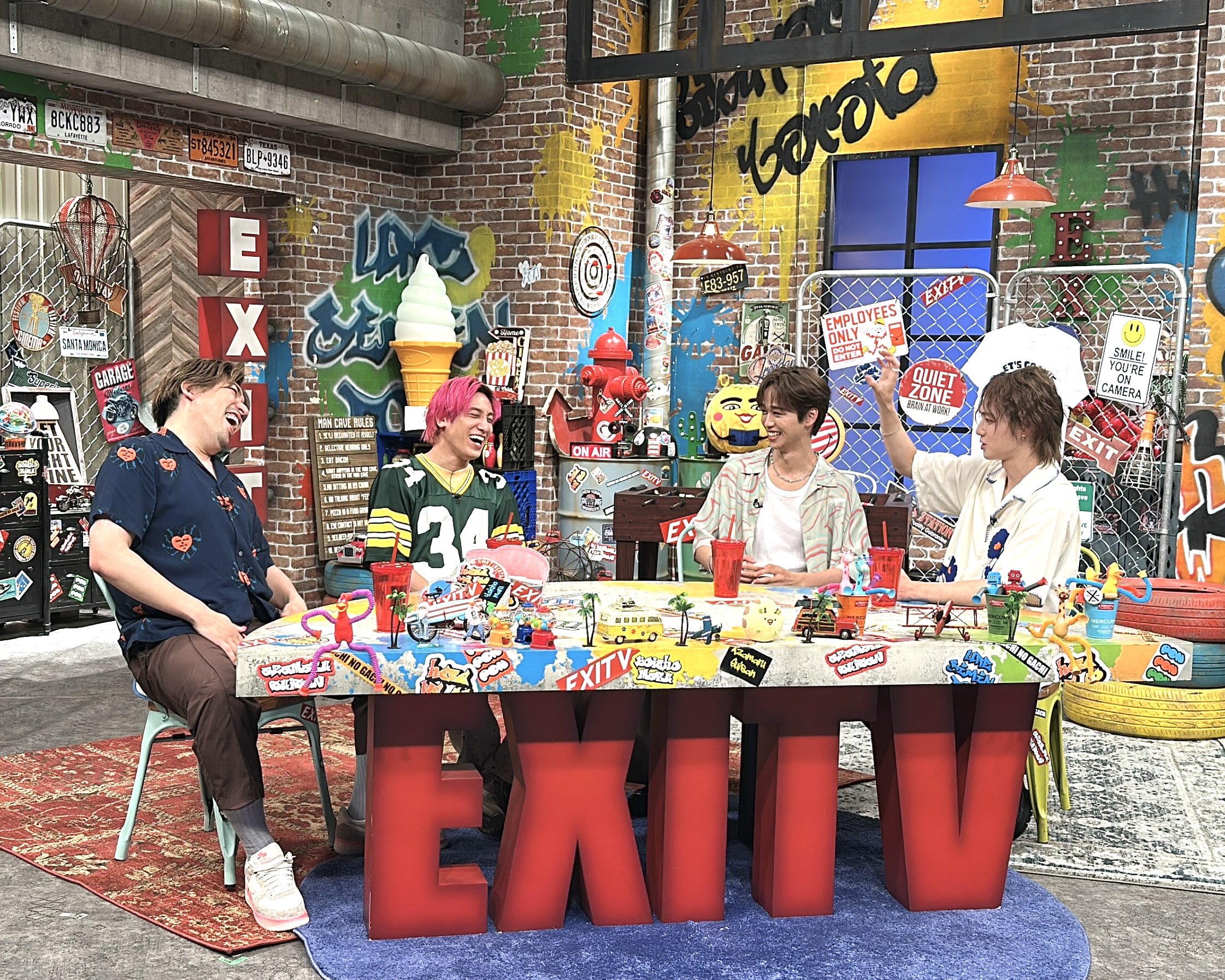 EXIT　間違いナイトプール！パリピスツール　りんたろー。兼近大樹、チェア　椅子 Amazon | 3点 EXIT 間違いナイトプール!ネオチャラップ りんたろ