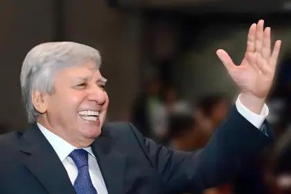 Hoy despedimos a un gran cruceño, al constructor de nuestra ciudad y a un líder cívico que amó nuestra tierra.

Me adhiero al dolor que embarga a la familia del Ing. Percy Fernández y le expreso mi solidaridad, rogando a Dios que les brinde consuelo.