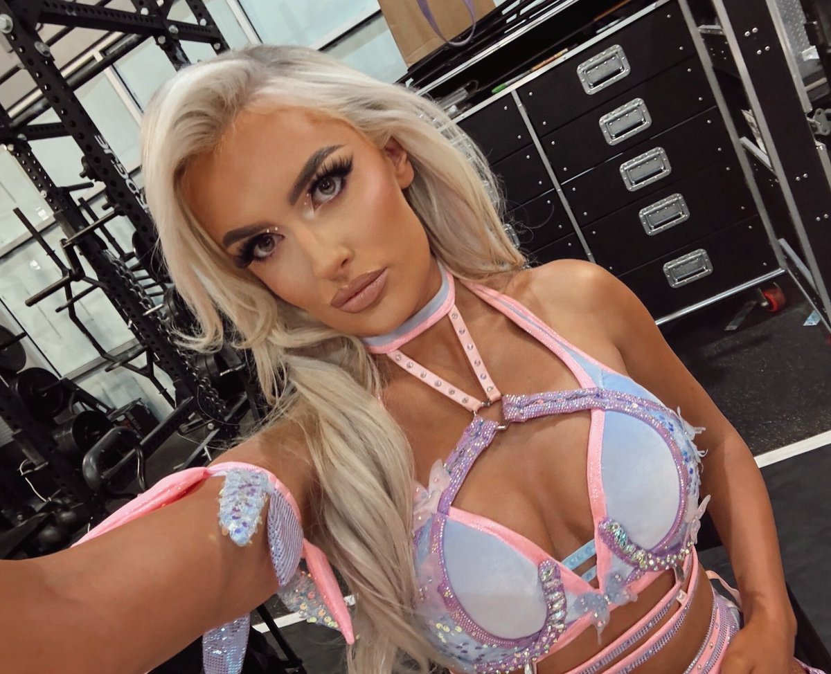 BlakeMonroeCOM's tweet image. Daily Blake Photo   #MariahMay #BlakeMonroe #TheGlamour #WWE #WWENXT  

@BlakeMonroeWWE