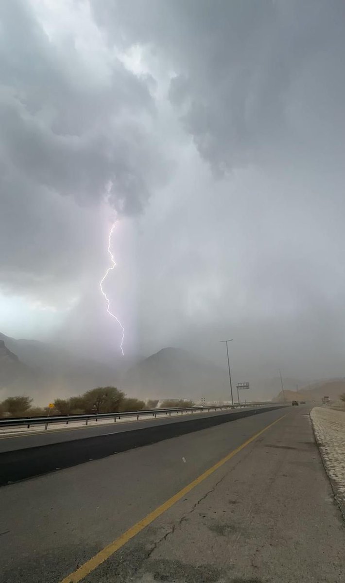 صاعقة #سمائل 👌🌩🌩
تصوير أبو محمد المحمودي
#مجموعة_شتاء_ماطر 
#طقس_عمان