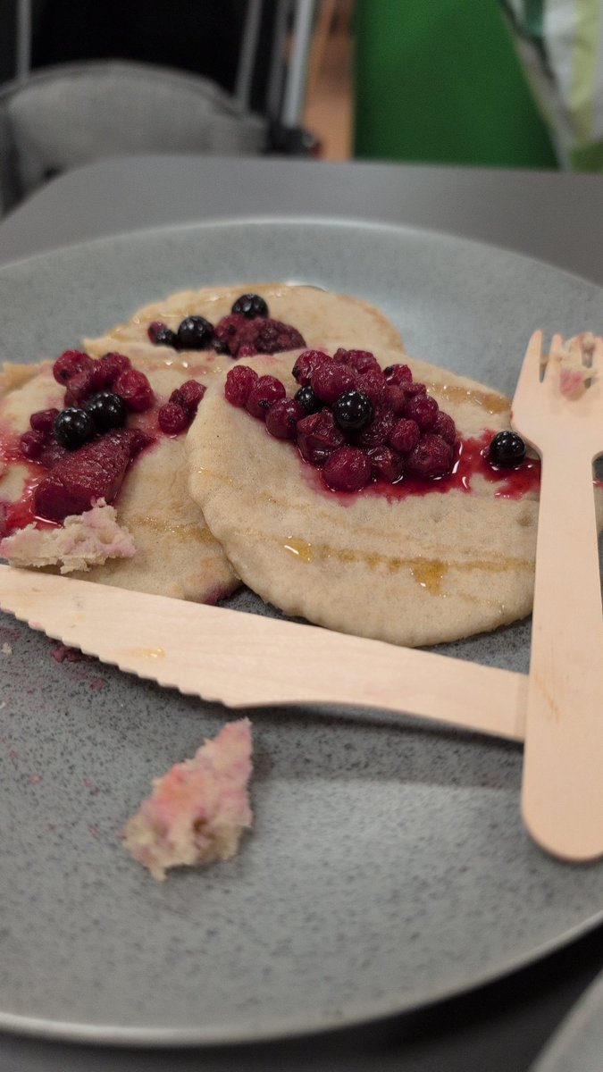 FrieryLaura's tweet photo. Baring in mind it was almost 12pm so looking at the bare counter I had assumed everything but the beans had gone! Honestly won't rush back. Picture of the full plate of pancakes that we left! https://t.co/PAWPvf8CR3