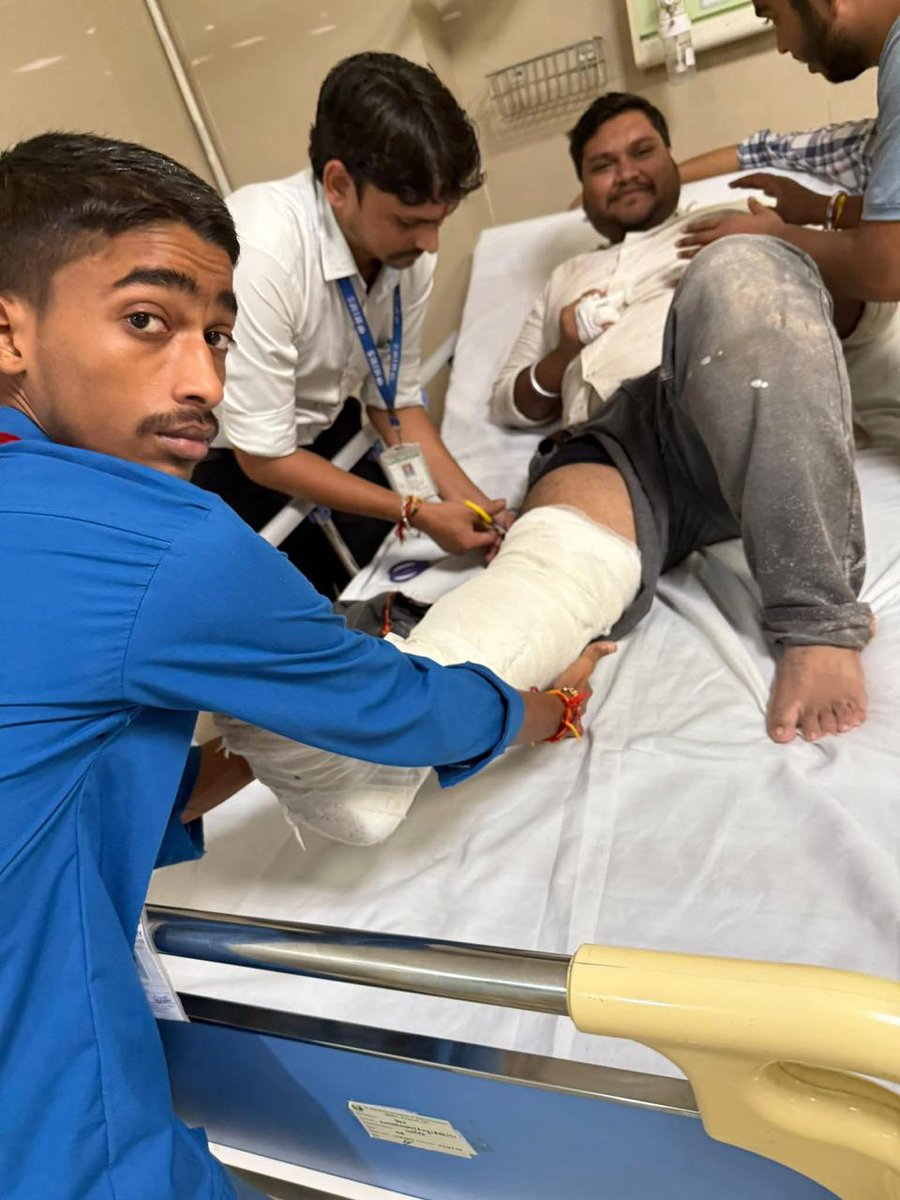 Talk_Priyanshu's tweet image. हर चोट गवाही है श्री रामस्वरूप मेमोरियल विश्वविद्यालय, लखनऊ के शैक्षिक भ्रष्टाचार के खिलाफ ABVP की लड़ाई की!💪🏻

रामस्वरूप जैसे भ्रष्ट शैक्षणिक संस्थान सिर्फ तानाशाही और काले धन पर चलने वाले संस्थान है।

#IStandWithABVP #ABVPForStudents #ABVPForEducation #ABVPLucknow @ABVPVoice🚩