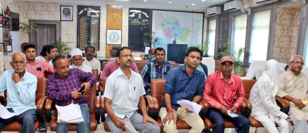 जनता दरबार बना उम्मीद की किरण। उपायुक्त श्री अजय नाथ झा के निर्देश पर 30 मिनट में भूमि रसीद कटा एवं दिव्यांग का पेंशन हुआ स्वीकृत। आत्महत्या की अनुमति मांगने पहुंचे श्याम सुंदर को मिली नई उम्मीद, जताया आभार।
#जनता_दरबार : जनता और प्रशासन के बीच सेतु..!
<a href="/JharkhandCMO/">Office of Chief Minister, Jharkhand</a>