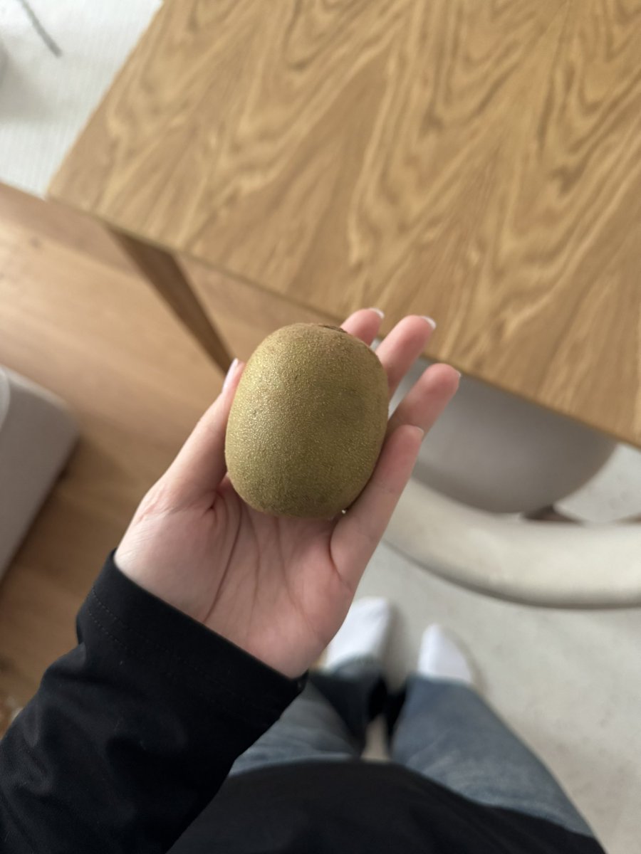 я бежевая мама американка и я против того чтобы скиттлс были цветными а киви волосатыми поэтому я побрила киви