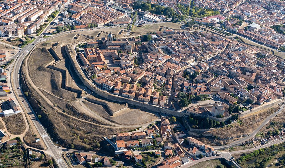 No hay guerra, antigua o moderna, que no haya dejado estampada su huella sobre la piedra de Ciudad Rodrigo mascastillayleon.com/2025/09/02/ciu…
