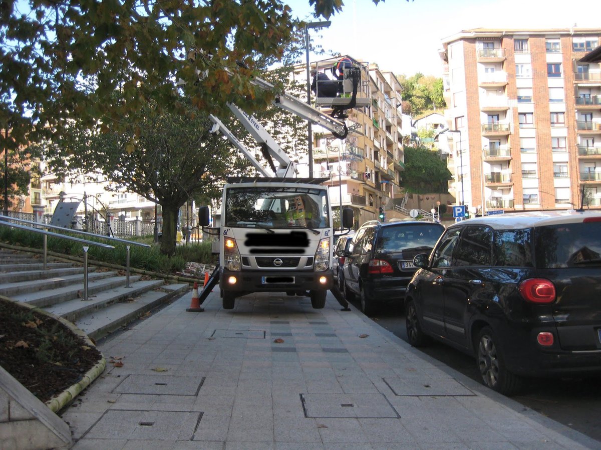 La MEJOR ACCESIBILIDAD DEL MUNDO no sirve de nada si los SERVICIOS MUNICIPALES Y SUS CONTRATAS (Farolas, luces de navidad, obras, etc., y mas etc. . . . ), Telecomunicaciones, aguas, alcantarillado, etc, etc.  se la pasan por los webs