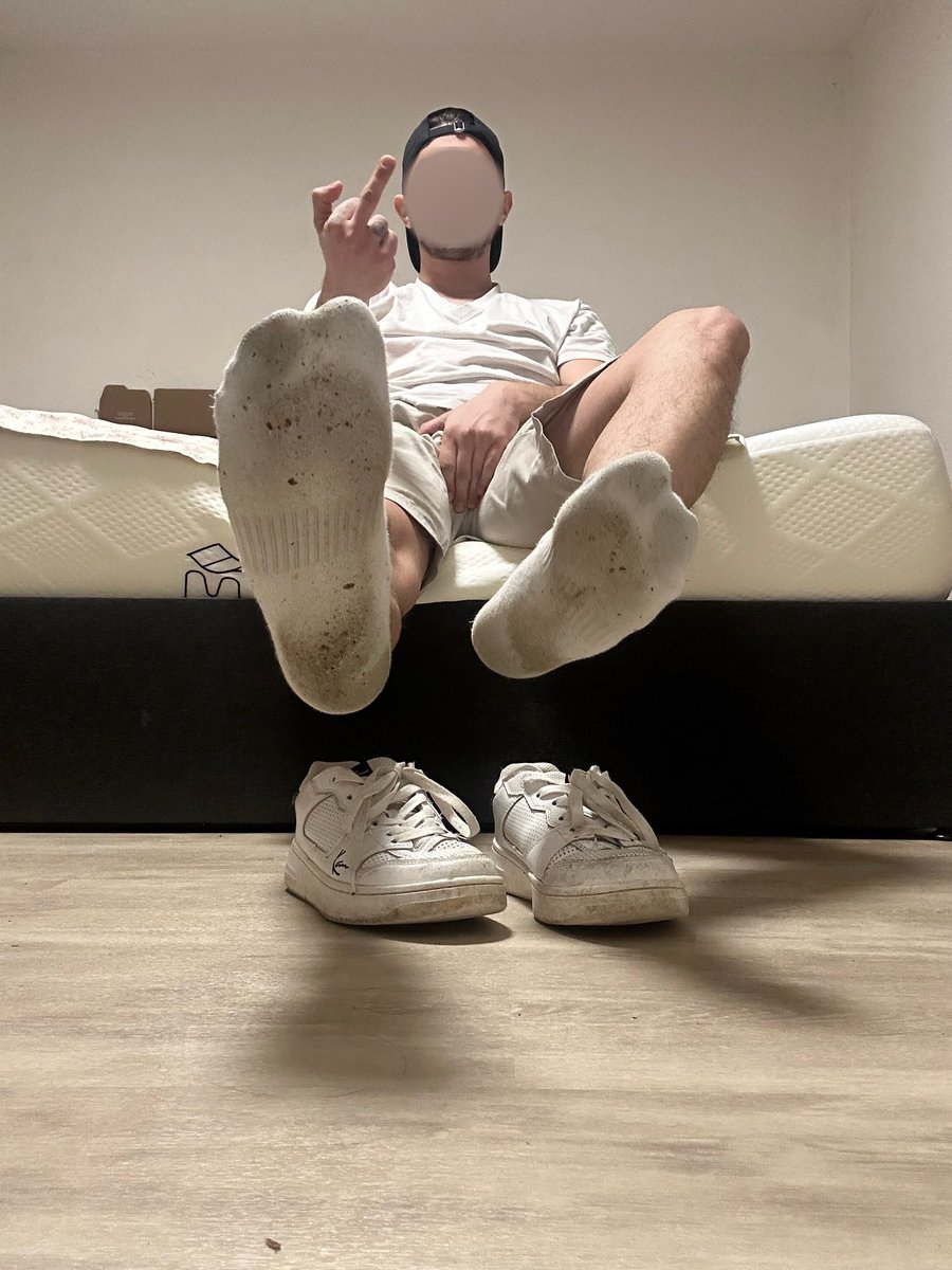 Meine stinkenden, schmutzigen Socken sind auf deinem Gesicht. Du atmest tief ein, nicht weil du willst, sondern weil ich es dir befehle! und jetzt Knie dich hin!😈👣

#findom #fag #fagtax #paypig #cashslave #cashmaster #boss #master #slave #gayslave #gayfetish #gay #zahlsau
