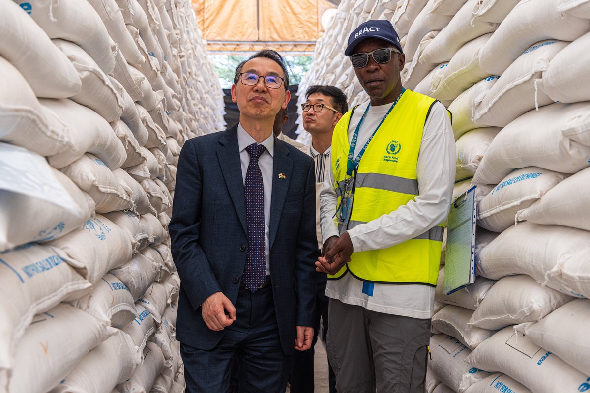 WFP_Kenya's tweet photo. Yesterday, we had the privilege of hosting the Korean Ambassador to Kenya and the Director of #MAFRA in Kakuma, where they witnessed first-hand the distribution of Korean rice🍚 to refugees.

This year, the Republic of Korea🇰🇷 has generously donated nearly 24,000 MT of rice to WFP Kenya - a lifeline that is helping many vulnerable families put food on the table.

🙏Asante sana @KoreanEmbassyKE, @mafrakorea