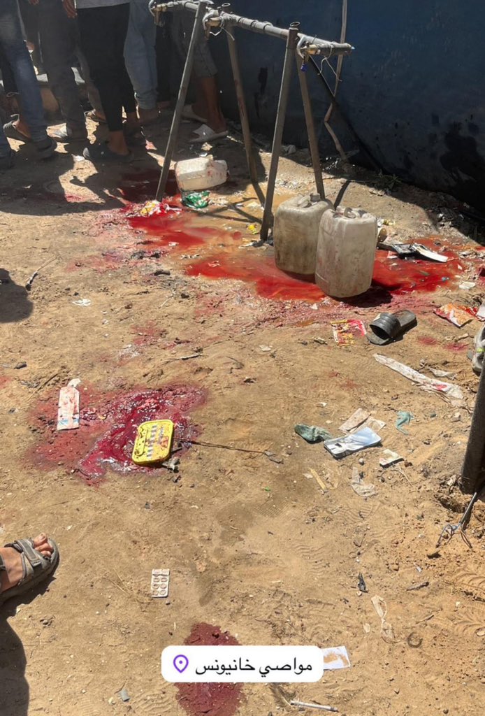 أطفال خرجوا يبحثون عن شربة ماء في مواصي خانيونس،  
وقفوا بطابور طويل تحت شمس سبتمبر..  
يحملون قوارير فارغة.. وعطشًا لا يُحتمل.

ثلاثة صواريخ فقط،  
حوّلت طابور الماء إلى نهر دم،  

في غزة.. حتى الماء يُسفك دمه.