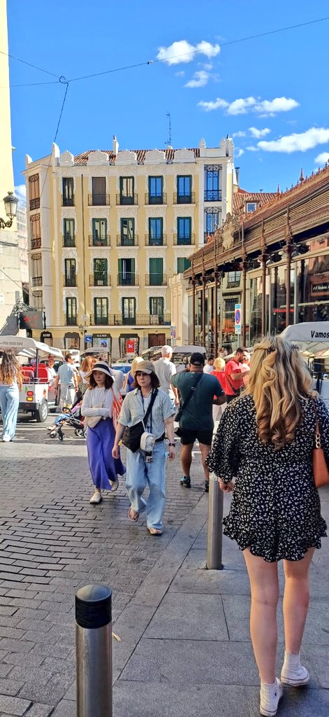 <a href="/seguragc/">Carlos Segura</a> <a href="/palomagromero/">Paloma García Romero</a> <a href="/GrupoPPMadrid/">Grupo Popular Madrid</a> <a href="/ppmadrid/">PP Comunidad de Madrid</a> <a href="/ppcentro/">Partido Popular Centro</a> Aquí los adoquines ya están bailando de nuevo, los tuctucs en festival, los cubos y la limpieza dan pena, y encima los vecinos de <a href="/JMDCentro/">Distrito Centro</a> pagaremos la tasa de otros. Hay que centrarse en esta parte de Centro, que lo necesita y mucho.