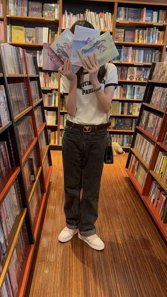 วันนี้มีเวลาว่างแวะไปหาสมาชิกบ้านวาทินวณิชที่ kinokuniya แล้ว มีความสุขมากๆ ที่ได้เห็นงานเขียนของ ‘แซลม่อน’ วางในร้านหนังสือ ขอฝาก #วิวาห์ปฐพี #นทีร้อยเล่ห์ #เสน่หาวาโย #โซ่รักอัคนี ด้วยนะคะ แวะไปอุดหนุนกันได้ 📝🧡