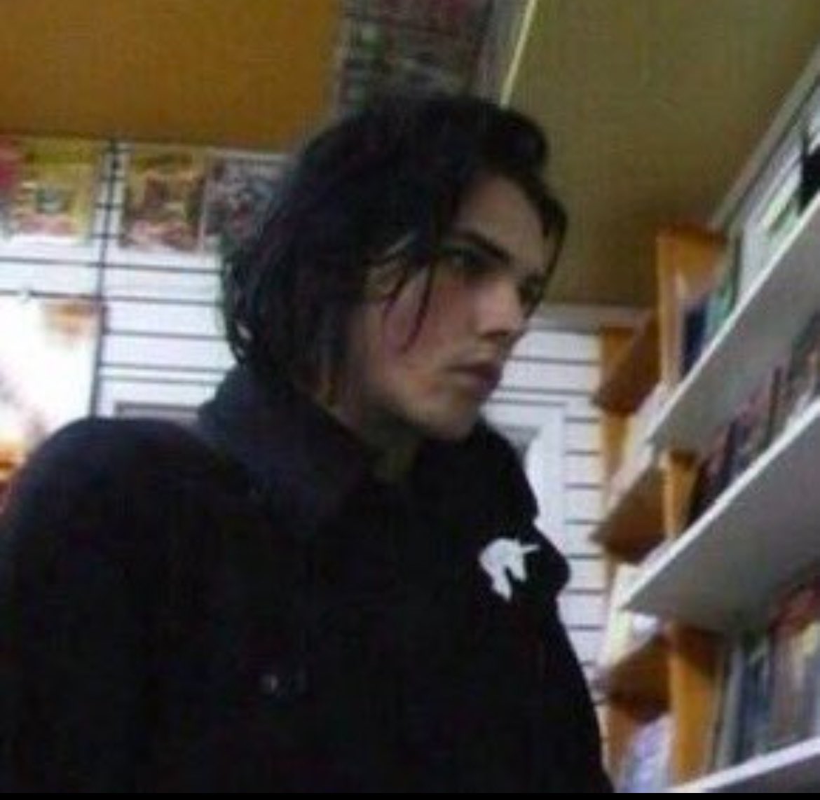 he’s giving vampire but why’s he mogging