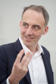 Comme c'est étrange. Cette crapule de Raphaël Glucksmann m'a bloquée.  Je le dis haut et fort : ce type est une merde. Faites-lui passer le message de ma part.