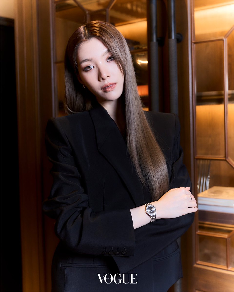 Vogue Thailand (@voguethailand) on Twitter photo #VogueExclusive ชมลุคสุดพิเศษของ ออม-กรณ์นภัส เศรษฐรัตนพงศ์ <a href="/ormmormm/">orm kornnaphat🌈</a> กับการเตรียมพร้อมสำหรับการเผยความลับคอลเล็กชั่นใหม่ล่าสุด Aqua Terra 30mm มากถึง 12 รุ่น โดยออมสวมนาฬิกาหน้าปัด Grey Sun-brush ล้อมเพชร และเตรียมเซอร์ไพรส์ที่น่าสนใจก่อนถึงช่วงดินเนอร์ #VogueWatch #AquaTerra #VogueExclusive ชมลุคสุดพิเศษของ ออม-กรณ์นภัส เศรษฐรัตนพงศ์ <a href="/ormmormm/">orm kornnaphat🌈</a> กับการเตรียมพร้อมสำหรับการเผยความลับคอลเล็กชั่นใหม่ล่าสุด Aqua Terra 30mm มากถึง 12 รุ่น โดยออมสวมนาฬิกาหน้าปัด Grey Sun-brush ล้อมเพชร และเตรียมเซอร์ไพรส์ที่น่าสนใจก่อนถึงช่วงดินเนอร์ #VogueWatch #AquaTerra
