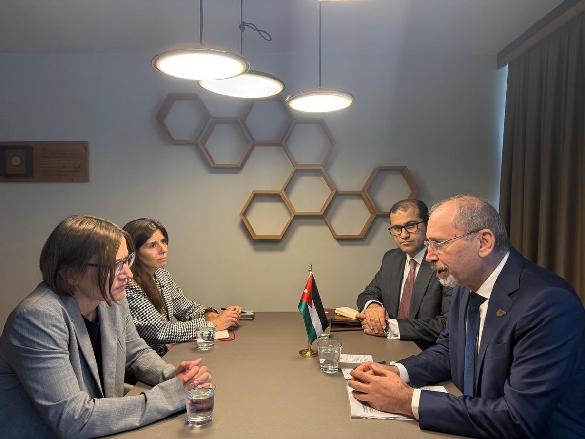 اجتماع بين نائب رئيس الوزراء ووزير الخارجية وشؤون المغتربين أيمن الصفدي <a href="/AymanHsafadi/">Ayman Safadi</a>، ورئيسة اللجنة الدولية للصليب الأحمر ميريانا سبولجاريك، على هامش أعمال منتدى بليد الاستراتيجي العشرين في سلوفينيا.

#الأردن 
#الصليب_الأحمر 
#BSF2025