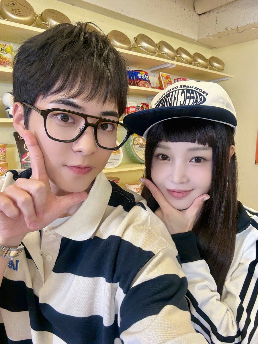 슈밍의 라면가게🍜

💙 : 얼마 동안이나 나 기다린 거예요?
😺 : 1분
💙 : 거짓말
😺 : 5분
💙 : 얼마나 기다린 거나구요!
😺 : 라면을 805번 끓일 동안...🍜

#시우민 #XIUMIN #슈밍의라면가게