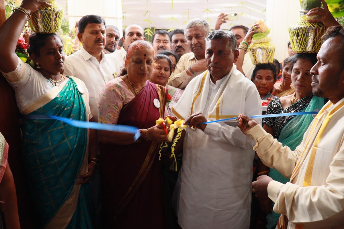 rdprgok's tweet photo. ದೇವನಹಳ್ಳಿ ತಾಲೂಕಿನ ಅಣ್ಣೇಶ್ವರ ಗ್ರಾಮ ಪಂಚಾಯತಿಯ ನೂತನ ಕಾರ್ಯಾಲಯವನ್ನು ಸಚಿವರಾದ ಶ್ರೀ ಕೆ.ಎಚ್. ಮುನಿಯಪ್ಪ ಅವರು ಶನಿವಾರ ಉದ್ಘಾಟಿಸಿದರು. ₹4.19 ಕೋಟಿ ವೆಚ್ಚದಲ್ಲಿ ನಿರ್ಮಾಣಗೊಂಡಿರುವ ಈ ಸುಸಜ್ಜಿತ ಗ್ರಾಮ ಸೌಧ ಕಟ್ಟಡವು, ಅತ್ಯಾಧುನಿಕ ಸೌಲಭ್ಯಗಳನ್ನು ಒಳಗೊಂಡಿದೆ.

#RDPR #RuralDevelopment 
@PriyankKharge @readingkafka https://t.co/DPNnvU5zrF