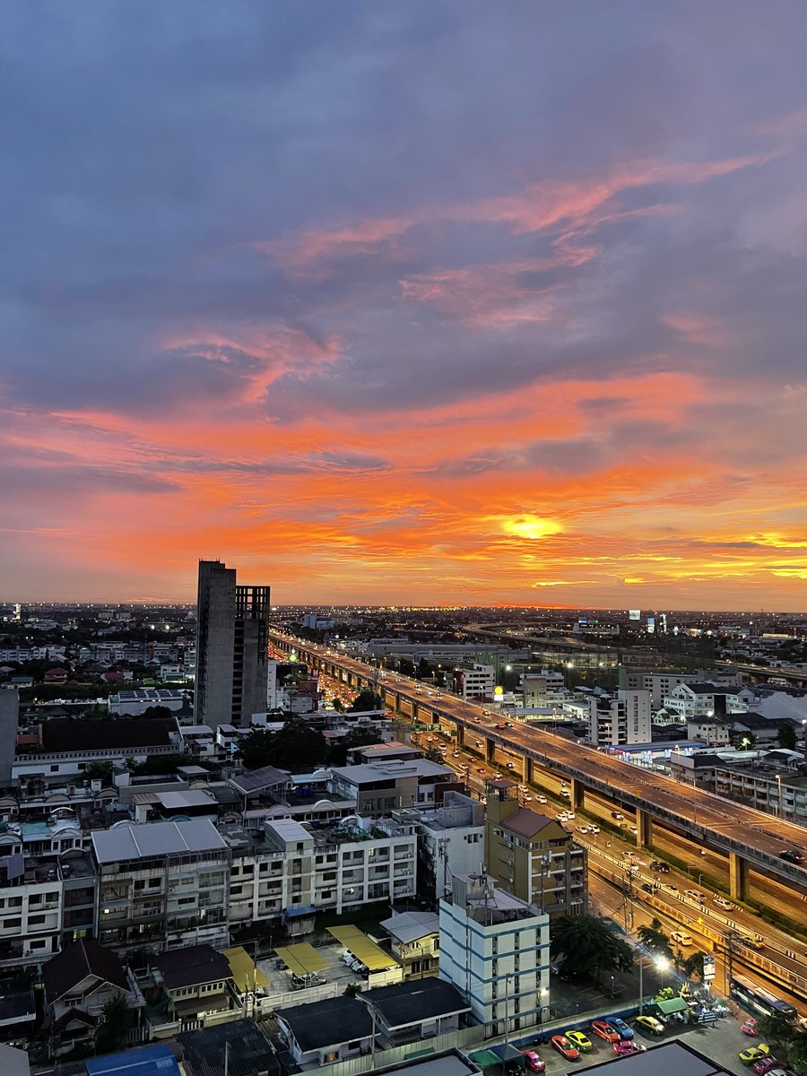 Wutans_'s tweet photo. ท้องฟ้าเย็นนี้ บ้ามาก เหมือนภาพวาดระบายสีแผ่นใหญ่ๆ 

#sunsetlovers #BKK #sunset  #sunsetphotography #sunsetvibes https://t.co/JZ8ndnhBMz