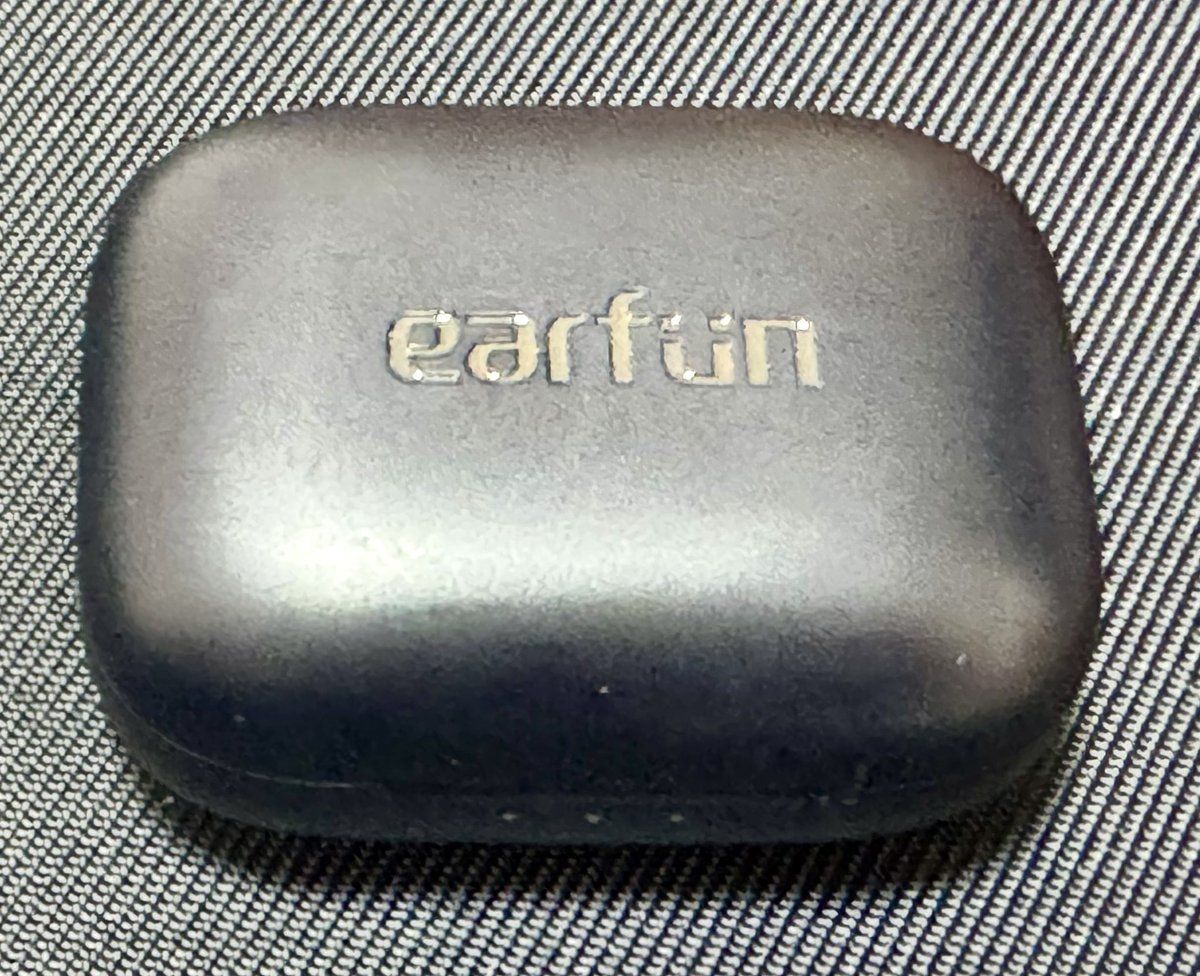 Sparkname_takam's tweet image. EarFun Air Pro 4を愛用しています。
様々なエフェクトや、ノイズキャンセリングの着用者に合わせたチューニングまで良いです！
ただ、右耳の穴の形状の為か、付属イヤーピースどれもしっくりこない…
なんとか一番小さなものでポロッと落ちないものの…
イヤーカフ型のclip欲しい！
#EarFunの秋