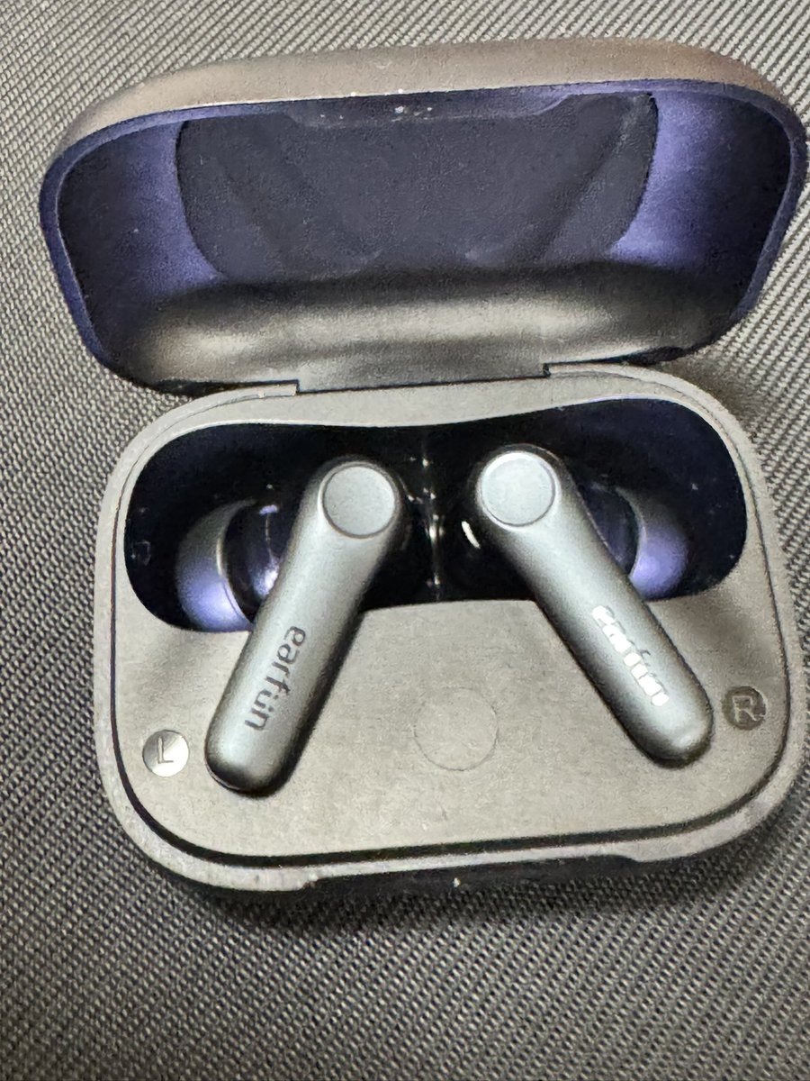 Sparkname_takam's tweet image. EarFun Air Pro 4を愛用しています。
様々なエフェクトや、ノイズキャンセリングの着用者に合わせたチューニングまで良いです！
ただ、右耳の穴の形状の為か、付属イヤーピースどれもしっくりこない…
なんとか一番小さなものでポロッと落ちないものの…
イヤーカフ型のclip欲しい！
#EarFunの秋