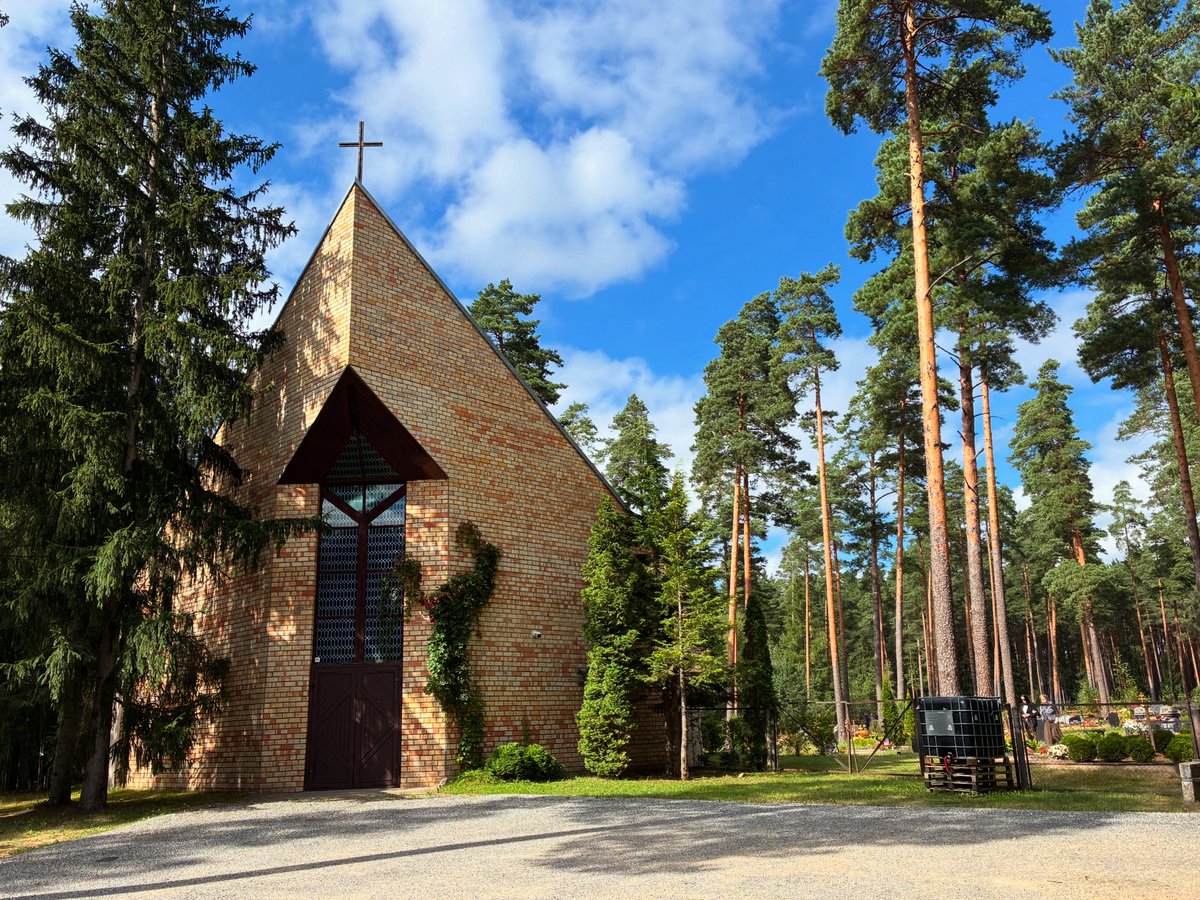 vkoralis's tweet image. DZĪVES NOPIETNIE NOTIKUMI - BĒRES
Bēres ir dzīves paši nopietnākie notikumi ikvienam. Sen nebiju viesojies Inčukalna Jaunajos kapos. Atvadījamies no viena tēta un vectētiņa.
Jā, ar Dieva palīgu turpinu stradāt arī bērēs. 
#inčukalns #inčukalnajauniekapi #atvadas #bēres #mācītājs