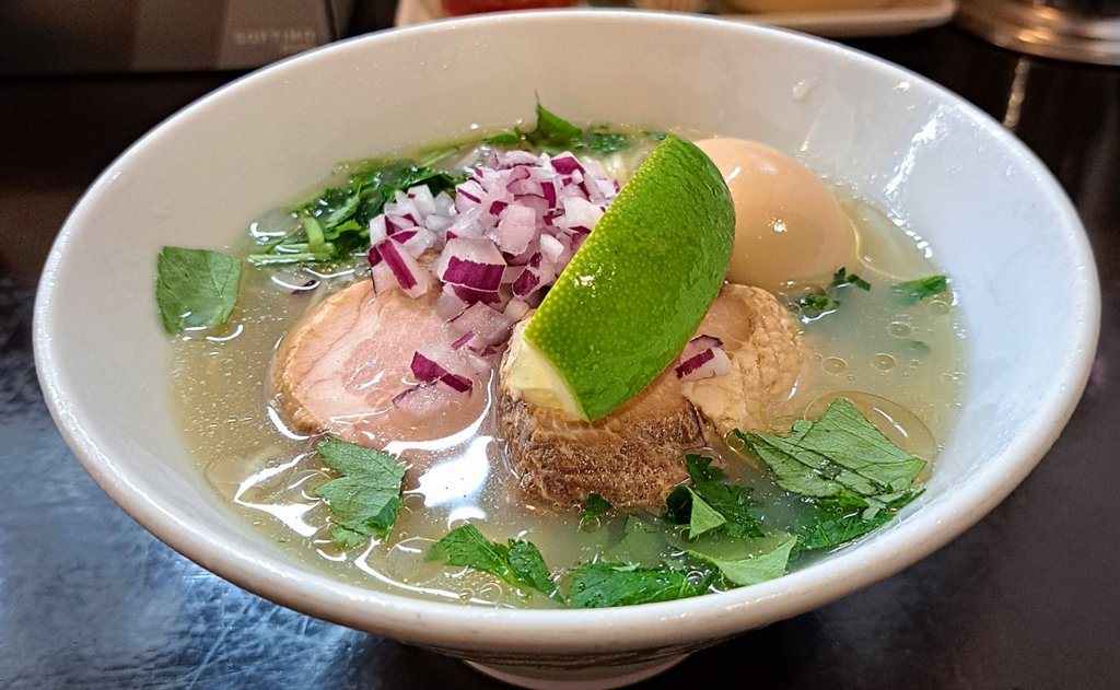 setsumen's tweet photo. 静岡市葵区呉服町
VON GOSSO(ボンゴッソ)さん
夏季数量限定
冷製 貝出汁ラーメン 塩
トッピング→味付玉子
あさりの炊き込みご飯
#ラーメン #静岡 #葵区 #呉服町 #VONGOSSO #ボンゴッソ #ボンゴッソラーメン #ramen #静岡ラーメン #静岡市ラーメン https://t.co/Ruf3Fr58jC
