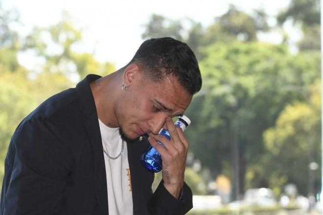 SamC_reports's tweet photo. 🚨 Antony broke down in tears during his Real Betis presentation

"I've been very anxious every day. On Sunday it was early to travel, but I always made it very clear that my first choice was Betis or Betis, I had no other option. When we knew we were going to travel, I spoke to my mother and sister, they were all crying. What happened in Manchester, only I know how difficult it was. I'm sorry. Training separately, but that's part of life. I knew this moment would come. It's in the past," Antony said