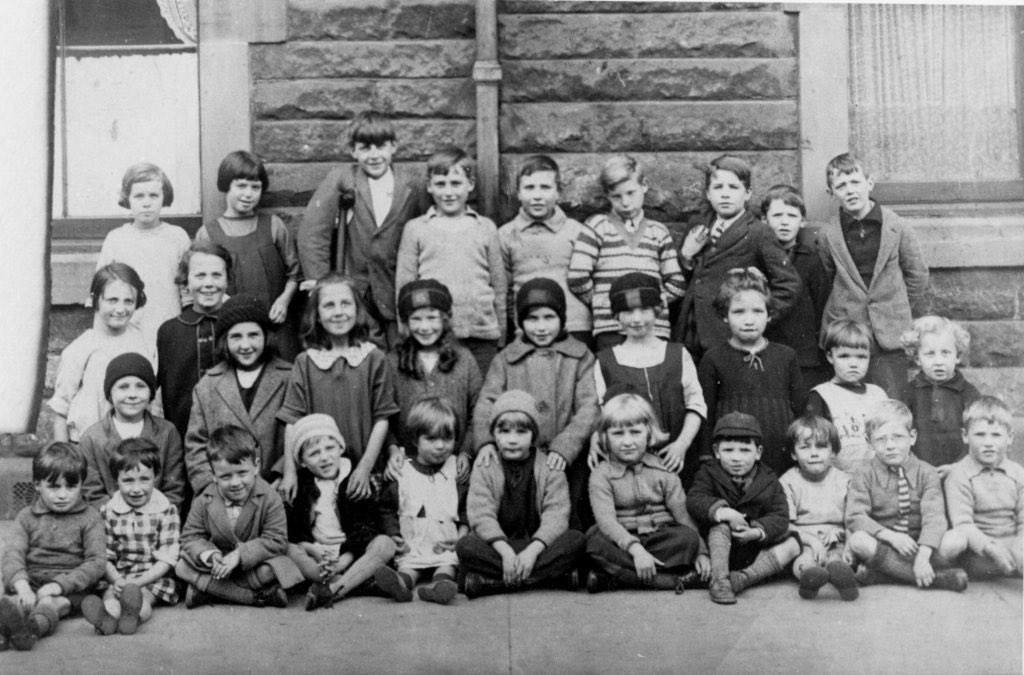 ThelmaScotland's tweet image. Today’s pic shows the kids Of Albion Place & Albion Road, #leith c.1926.
Maisie & Etta Groat, mid row, 3rd & 2nd from right.
Gemma Semple, Alice MacKay, Isa Hastie, Helen Tait, Tommy Bruce, Douglas Scott, Willie Tait, Helen Simpson, David Tait, Violet Beveridge, Rena Archbold.
