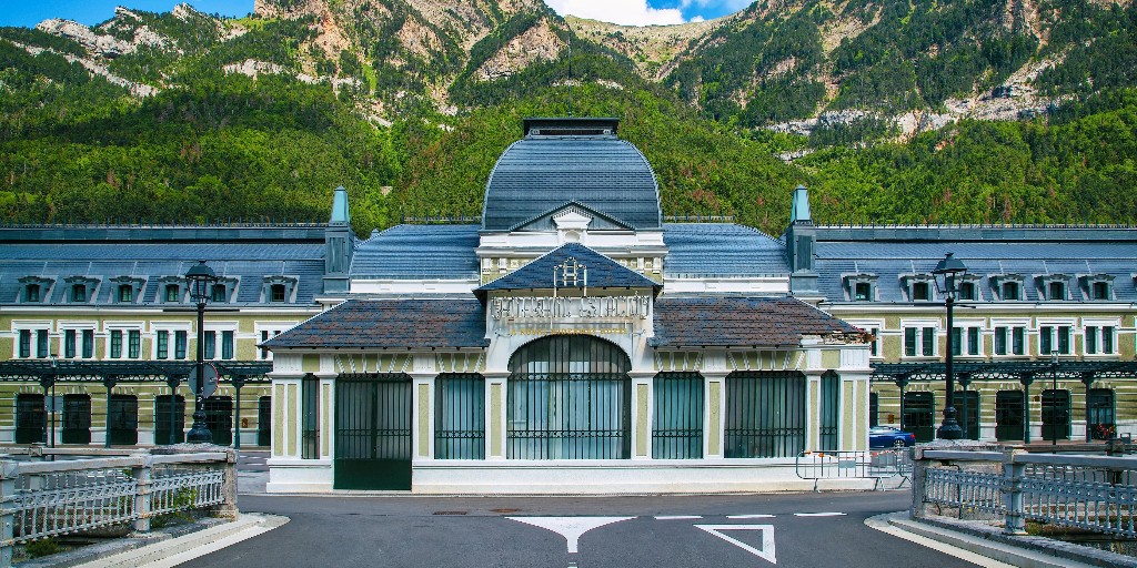 Full regional service between Zaragoza and Canfranc is back after 2 years of upgrades! Travel through the Pyrenees in just over 3 hours, with faster journeys and views that make every minute worth it!  🙌