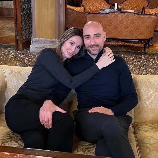 Demet Şener ile Tolga Arman’ın 4 yıllık aşkı bitti! Şener, ayrılıkla ilgili “Birbirimize zarar vermemek adına bitirdik” dedi (Gel Konuşalım/TV8)