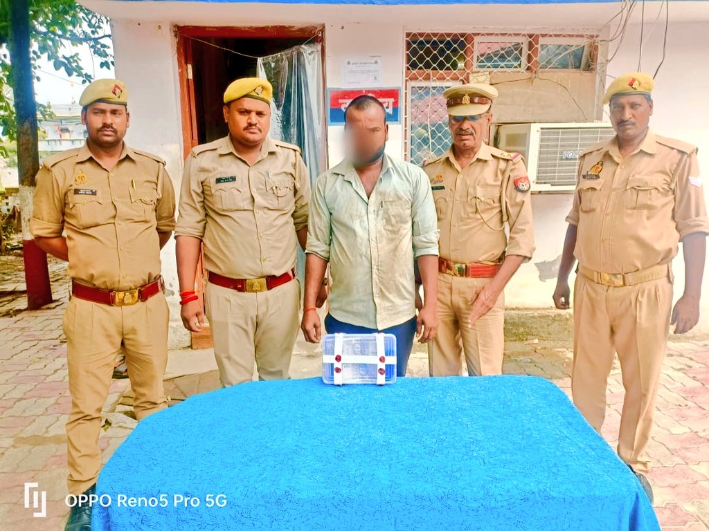 #SPGonda के निर्देशन में थाना को0 कर्नलगंज पुलिस द्वारा बैंक ग्राहक सेवा केन्द्र पर चोरी करने वाला आरोपी अभियुक्त राजकुमार कश्यप उर्फ अन्नू पुत्र रामप्यारे कश्यप को किया गया गिरफ्तार,
अभियुक्त के कब्जे से ₹1,19,000/- नगद बरामद

#UPPolice 
#GondaPolice
