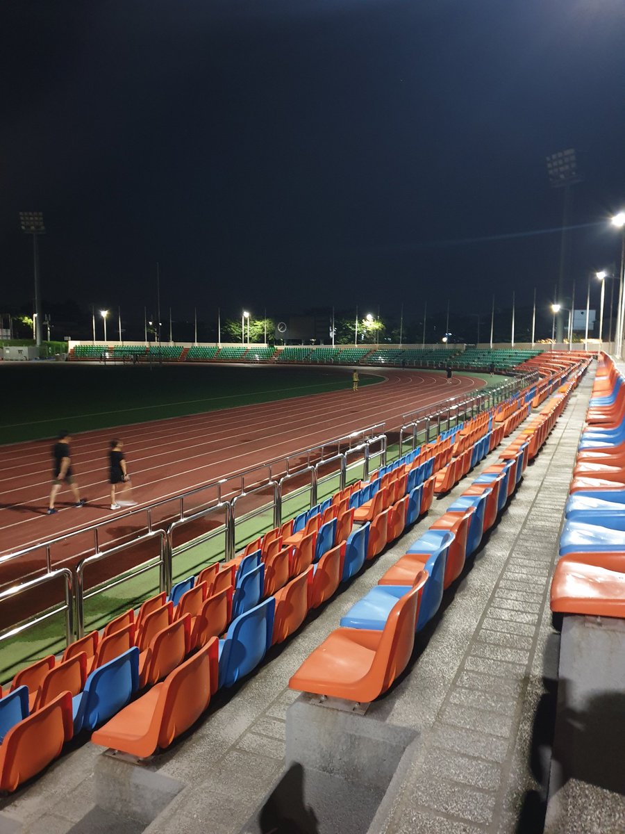 I'm running for Elon Musk's health. 

날짜ㅡ2025년 9월2일 화요일 
장소ㅡ제주시 한림종합운동장 
달린 시간ㅡ00시간16분
달린 거리ㅡ11,000미터(27.5바퀴)

8월의 더위를 이기려는 듯 9월의 더위기세도 대단하다

지금 달리기 끝내고 스탠드에 앉아 있는데
귀뚜라미 소리가 매미소리를 대체했건만