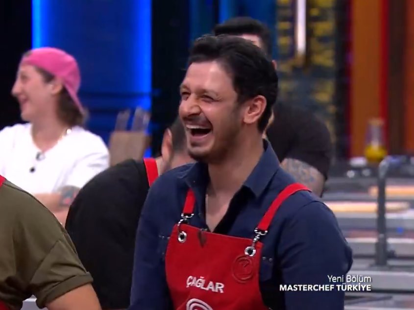Çağlar inanılmaz saf ve temiz kalpli bi çocuk ya .Sümeyye ve aylanın kendilerini iyi gibi gösterip açık açık çağları ateşe atma çabaları izlerken irite etti beni bu hafta umarım kırmızı kazanır ve Sümeyye ayla ikilisini potada izleriz 

#mastercheftürkiye2025