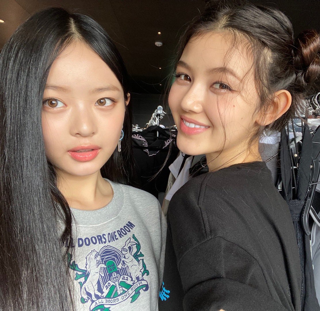 archiveofhanni's tweet image. 220731 Phoning #하니 Photos  

#NewJeans #뉴진스 #HANNI #DANIELLE #다니엘