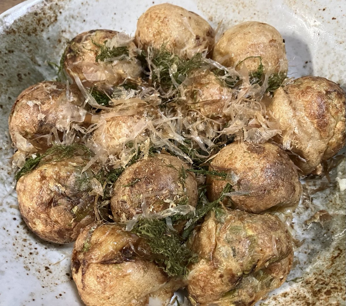 梅干し作り仲間の友達と
梅酢をどう活かす？
って話し

やっぱ　紅生姜だよね
ってなった👍

そっか、、、🤔

紅生姜とくれば
やっぱ　たこ焼き🐙❣️

古いたこ焼き器
ひっばり出して早速作成

見栄え
いまいちでも😓

はーふーあちち🔥
旨いっす👍

気がすみました🤗❣️