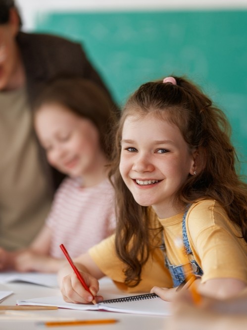 WorkSafeNB's tweet image. School&apos;s back! 📚
That means more kids on sidewalks, buses on the roads and traffic near schools.
🚸 Slow down
🛑 Stop for buses
👀 Stay alert